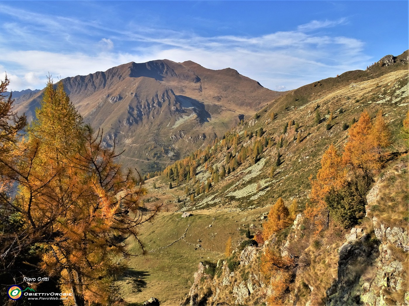 65 Vista sulla radura prativa della Baita del Buco (1936) che andiamo a raggiungere.JPG